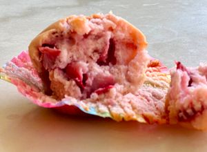 Una foto de Pink muffins (frutilla) 🧁🍓