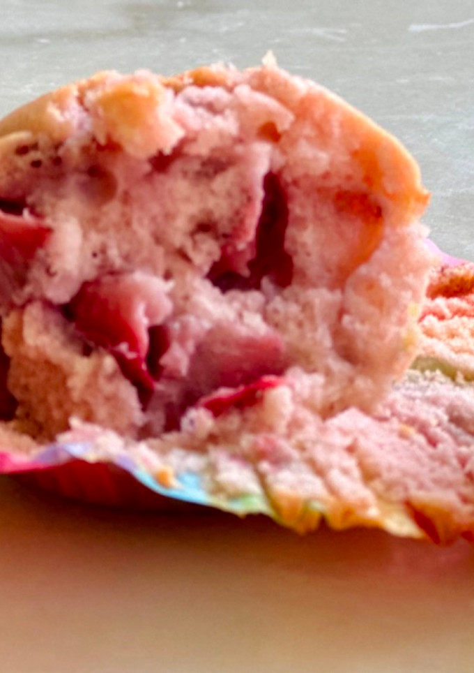 Una foto de Pink muffins (frutilla) 🧁🍓
