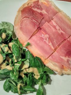 Una foto de Bruschetta de salmorejo y jamón con ensalada de canónigos