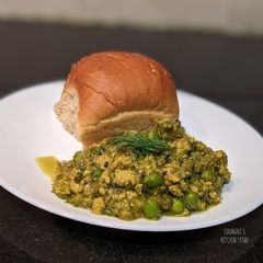 A picture of Chicken Keema Pav.
