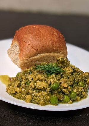 A picture of Chicken Keema Pav.