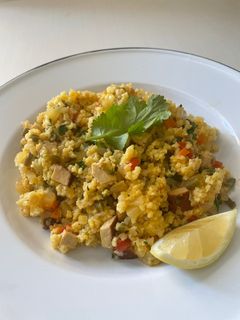Una foto de Mijo estilo India con verduras y tofu ahumado