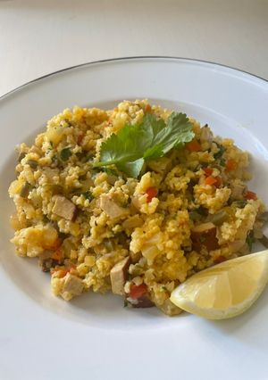 Una foto de Mijo estilo India con verduras y tofu ahumado