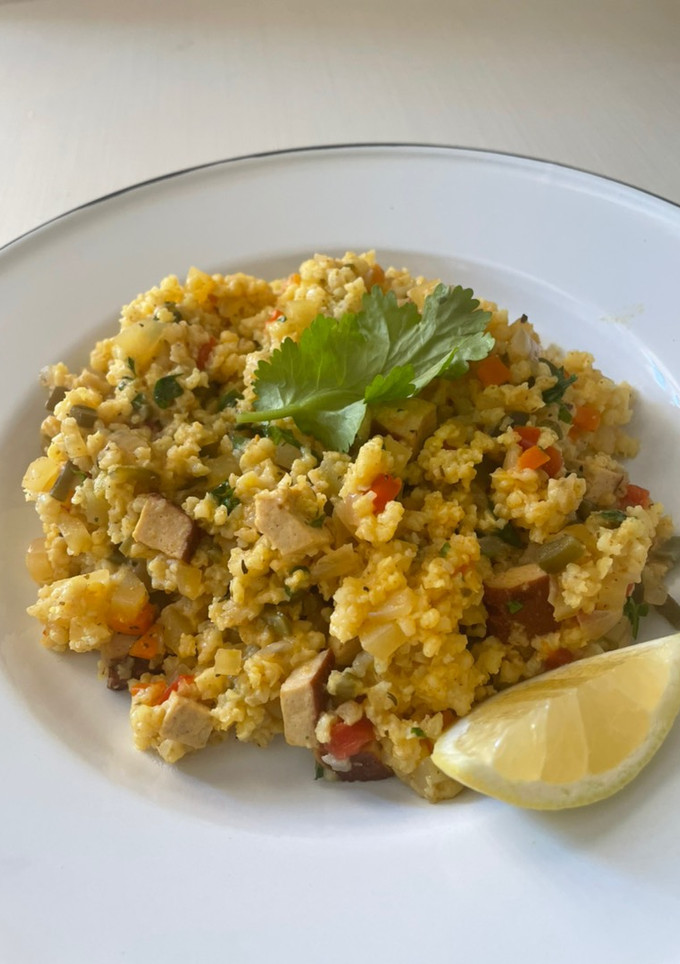 Una foto de Mijo estilo India con verduras y tofu ahumado