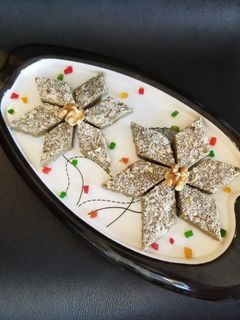 બાજરી ના લોટ ની સુખડી રેસીપી મુખ્ય ફોટો