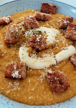 Una foto de Crema de Porotos con Rienda