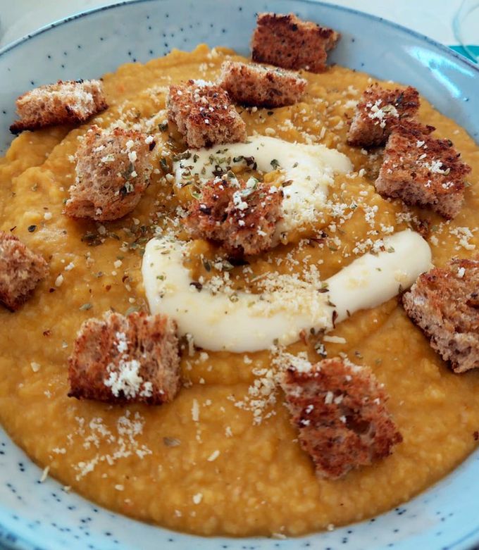 Una foto de Crema de Porotos con Rienda