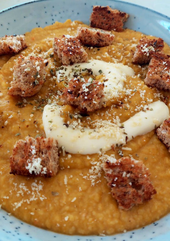 Una foto de Crema de Porotos con Rienda