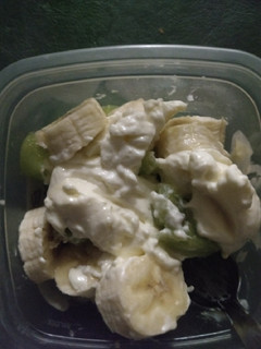 Una foto de Plato de frutas y queso light 😁