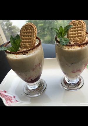 डेट्स एंड बेरीज़ लस्सी (Dates & Berries Lassi recipe in Hindi) रेसिपी मुख्य फोटो