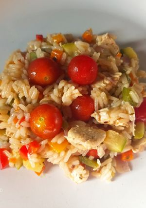 Una foto de Arroz con pollo y vegetales