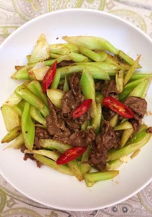 西芹炒牛肉 的食譜成品照片