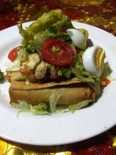 Una foto de Tacos con ensalada
