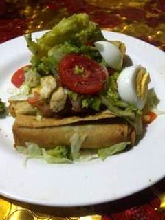 Una foto de Tacos con ensalada