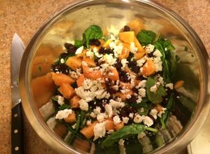 Una foto de Ensalada de espinacas y fruta
