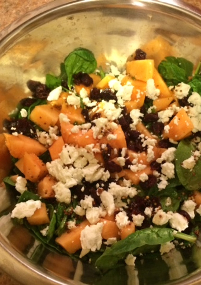 Una foto de Ensalada de espinacas y fruta