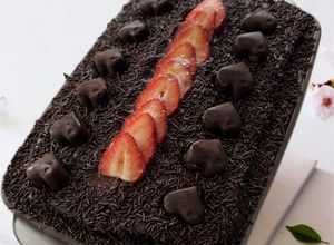 Foto di Torta al Cioccolato con Crema al Latte Condensato e Fragole