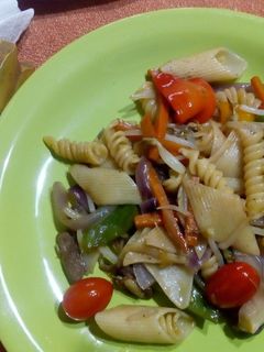 Una foto de Wok de verduras y carne con fideos