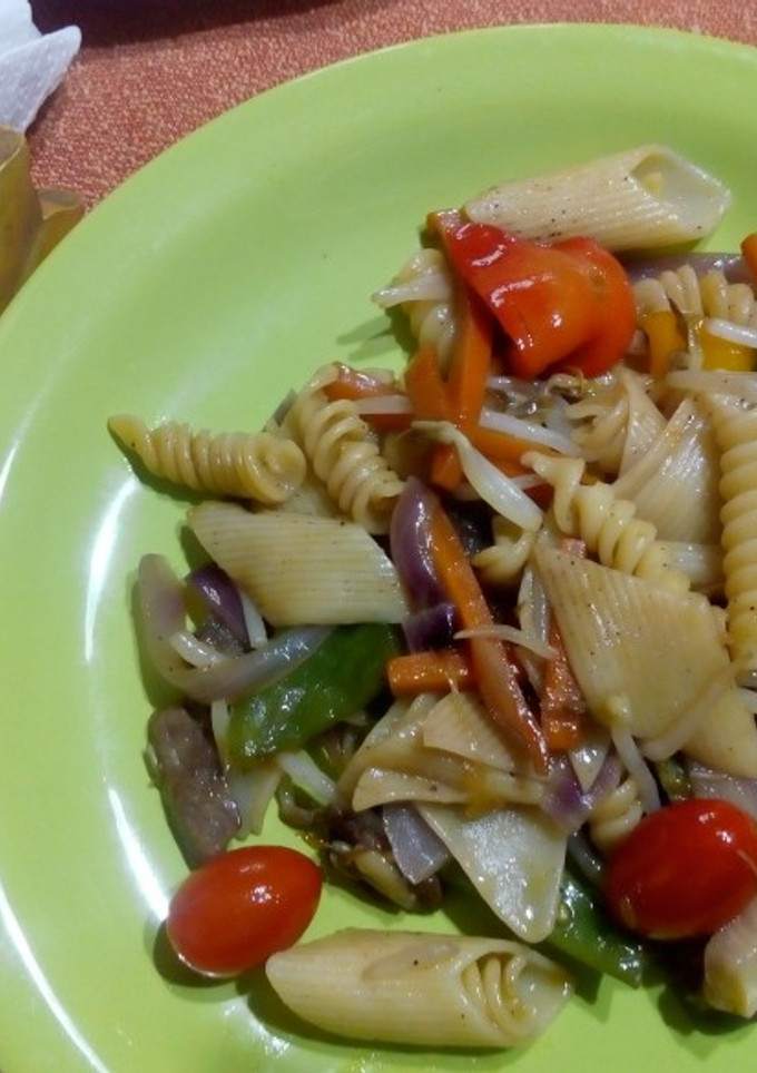 Una foto de Wok de verduras y carne con fideos