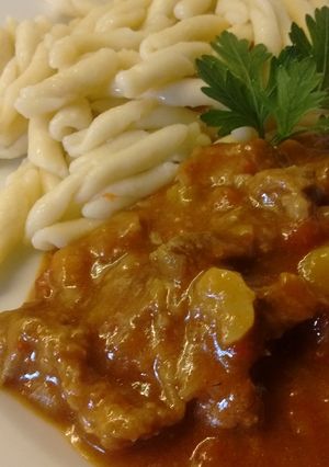Una foto de Goulash con spaetzle