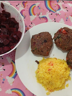 Una foto de Croquetas de atún con arroz y ensalada