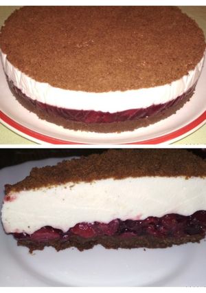 Meggyes tejfölös túrótorta kekszalapon recept fotója