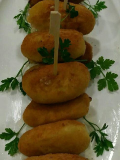 Una foto de Croquetas de merluza en salsa verde