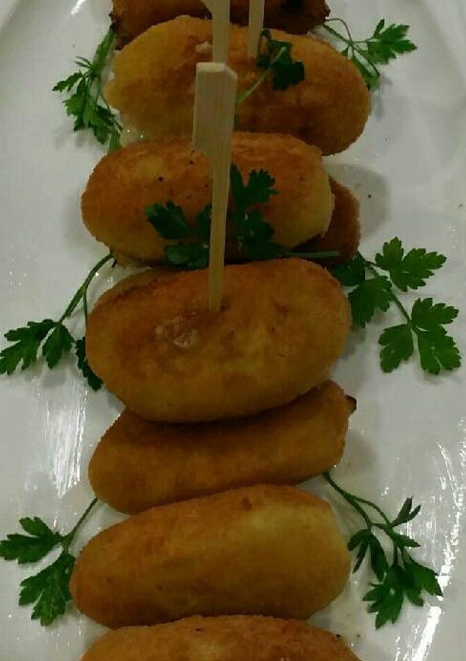 Una foto de Croquetas de merluza en salsa verde