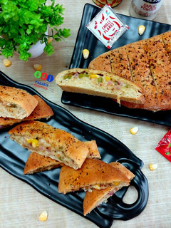 સ્ટફ્ડ ગાર્લિક બ્રેડ (Stuffed Garlic Bread Recipe In Gujarati) રેસીપી મુખ્ય ફોટો