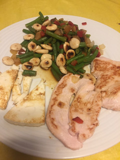 Una foto de Pechugas de pavo con verduras, pasas y almendras