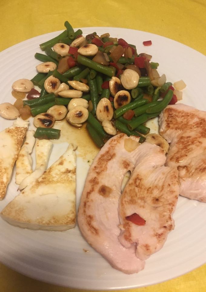 Una foto de Pechugas de pavo con verduras, pasas y almendras