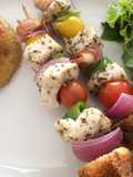 Mini brochettes de pollo y verduritas al orégano