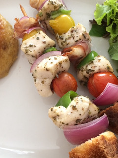 Una foto de Mini brochettes de pollo y verduritas al orégano