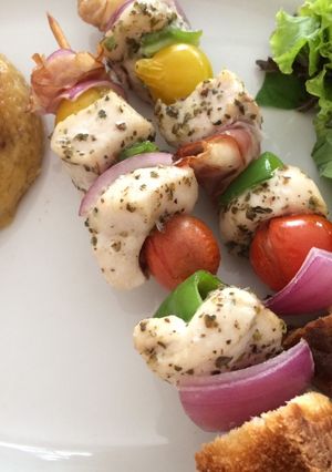Foto principal de Mini brochettes de pollo y verduritas al orégano