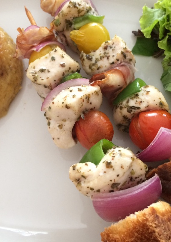 Una foto de Mini brochettes de pollo y verduritas al orégano