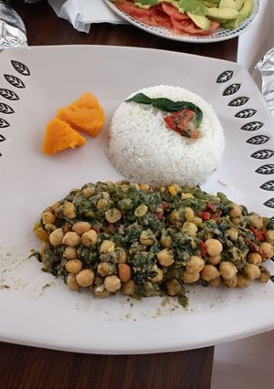 Una foto de Arroz blanco, y guiso de garbanzos