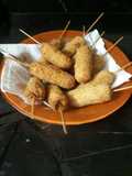 Pinchos de salchichas rebozadas con salsa de verdeo