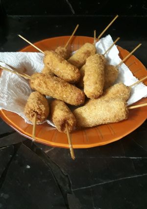 Una foto de Pinchos de salchichas rebozadas con salsa de verdeo