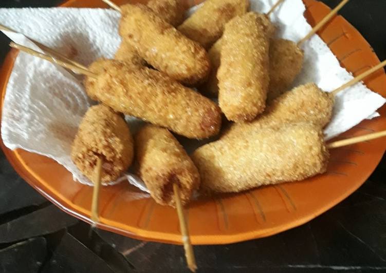 Pinchos de salchichas rebozadas con salsa de verdeo