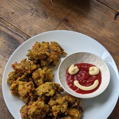 A picture of Cauliflower leaves fritters / Bhajiya.