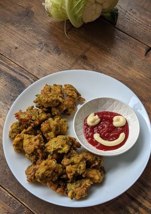 A picture of Cauliflower leaves fritters / Bhajiya.