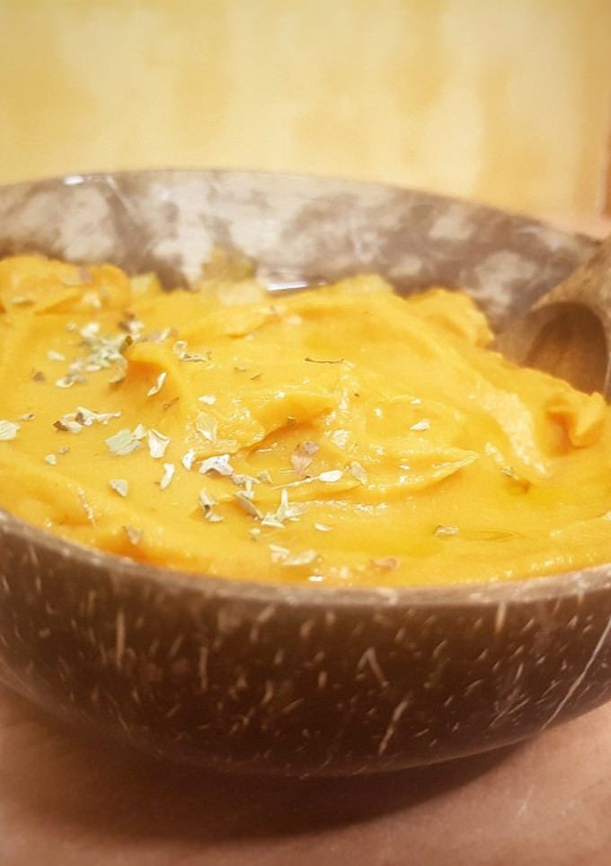 Una foto de Puré de boniato y cúrcuma