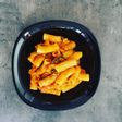 Rigatoni con Salsa de tomate, calabacín y atún