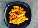 Rigatoni con Salsa de tomate, calabacín y atún