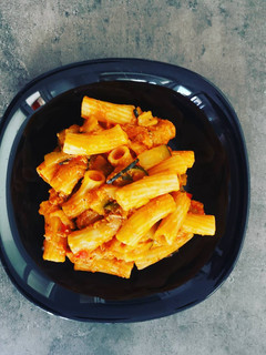 Una foto de Rigatoni con Salsa de tomate, calabacín y atún
