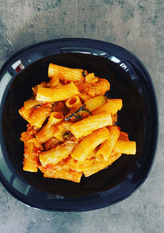 Una foto de Rigatoni con Salsa de tomate, calabacín y atún