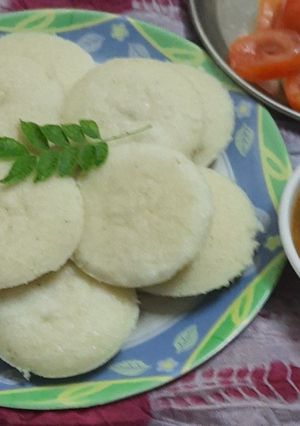 रवा इडली (rava idli recipe in Hindi) रेसिपी मुख्य फोटो