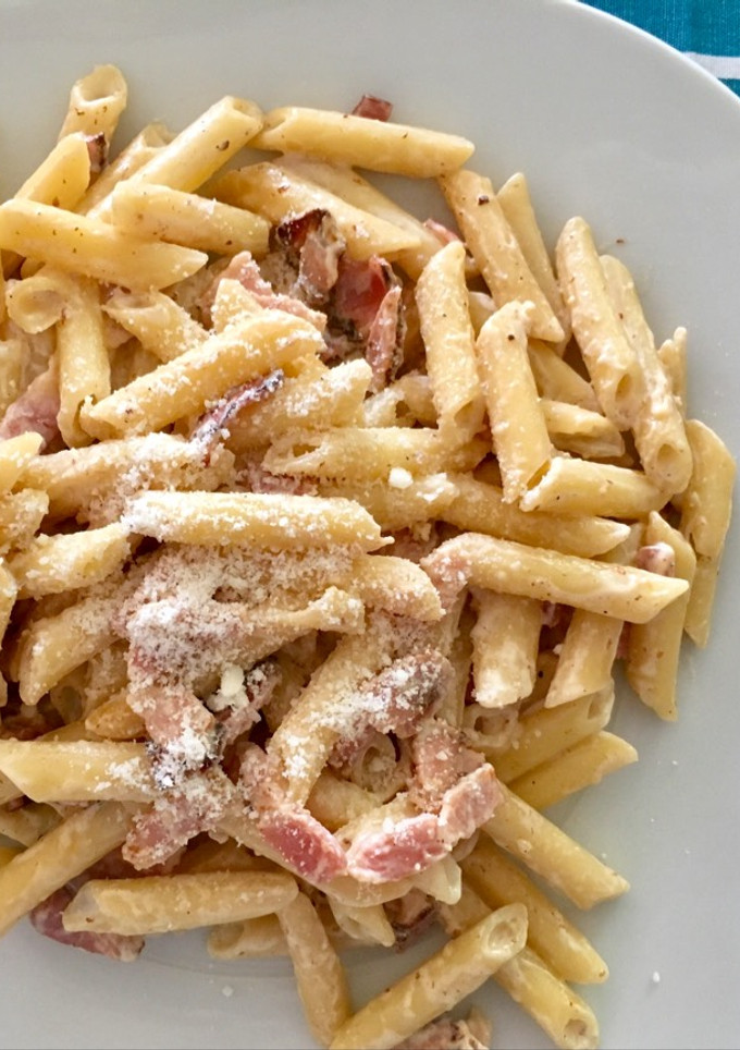 Una foto de Macarrones rápidos con bacon y nata