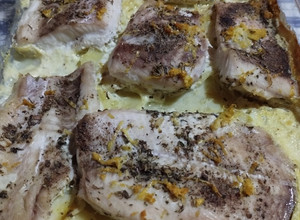 Una foto de Merluza especiada y herbal con colchón de papa al curry