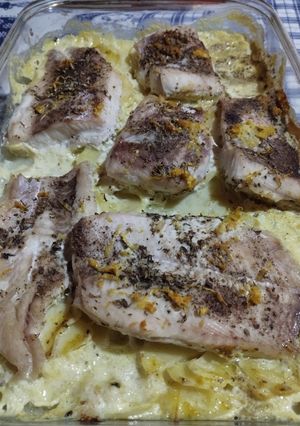 Una foto de Merluza especiada y herbal con colchón de papa al curry